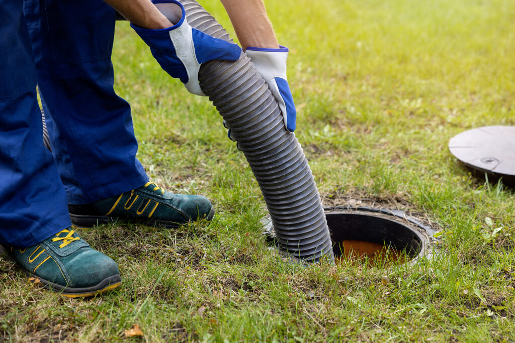Pumping out household septic tank drain and sewage cleaning ser
